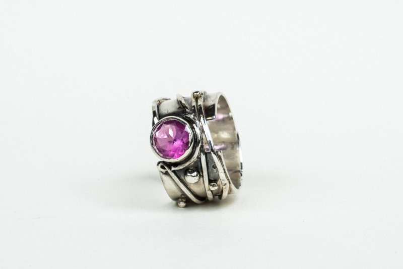 Wide Band with amethyst and granules