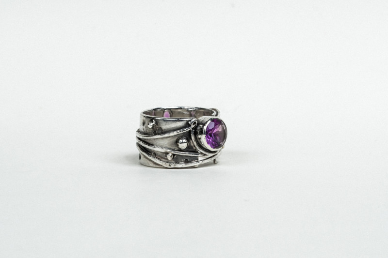 Wide Band with amethyst and granules