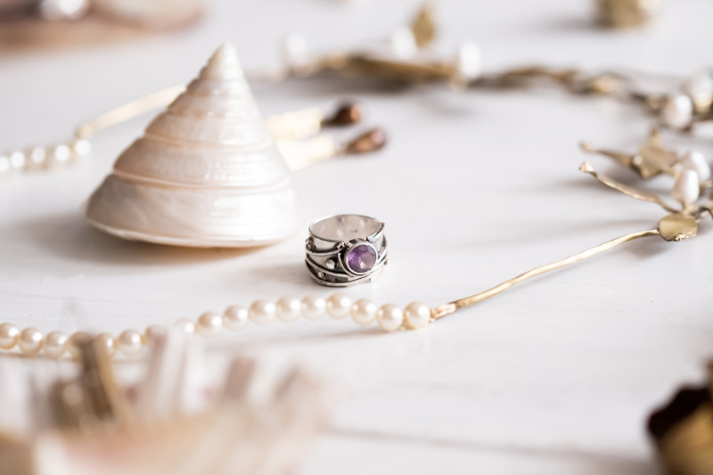Wide Band with amethyst and granules