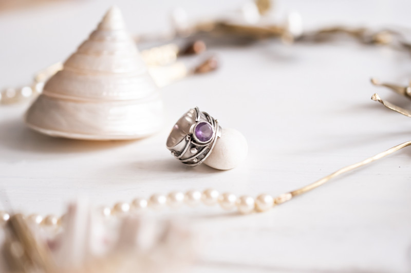 Wide Band with amethyst and granules