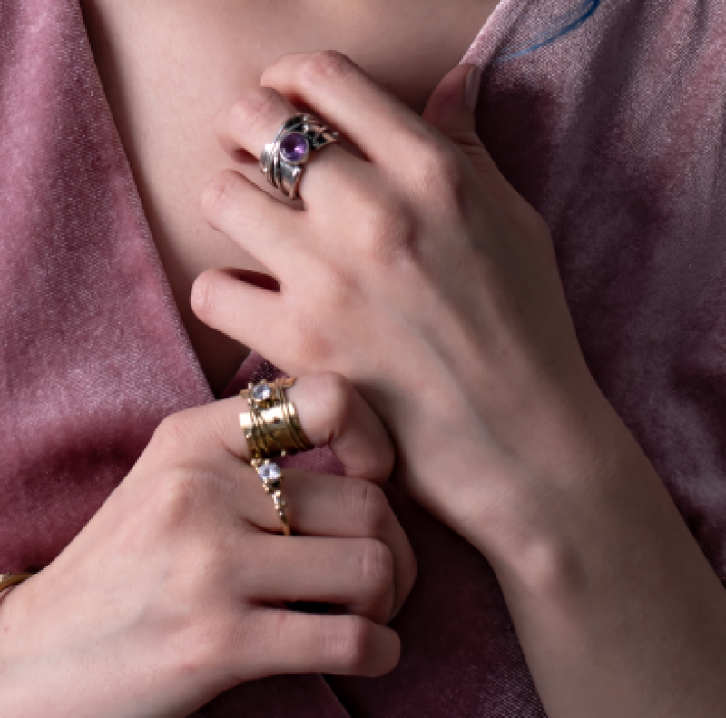 Wide Band with amethyst and granules