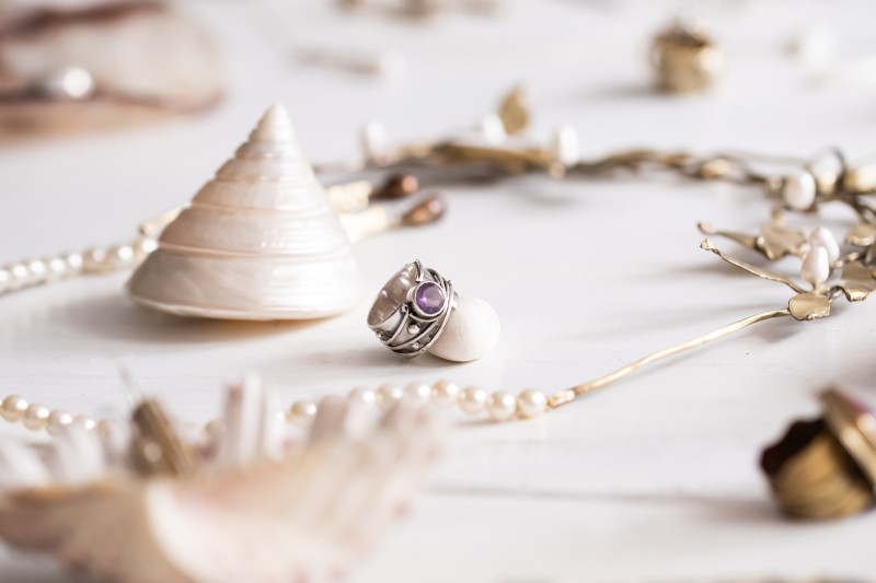 Wide Band with amethyst and granules